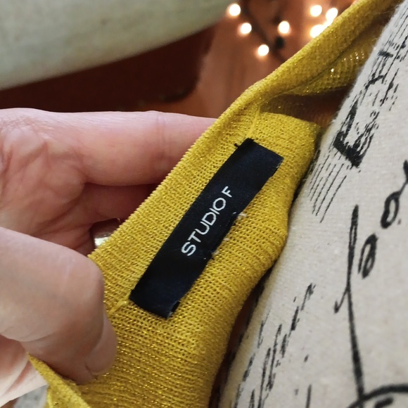 Cute yellow sleeveless sweater - Picture 4 of 4